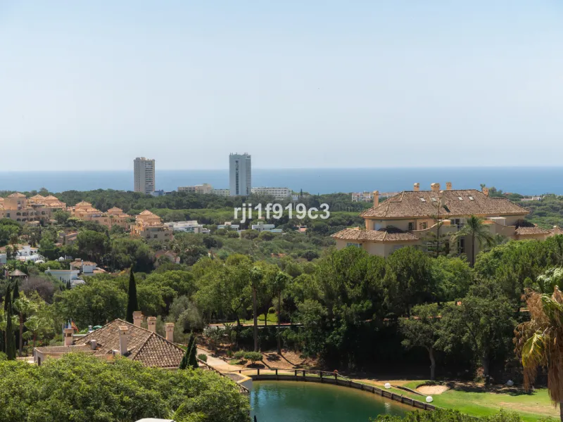 Discover this exclusive apartment in Elviria Hills, one of the most prestigious residential areas in Marbella East. With 145 m² of built area and a 32 m² terrace, this home offers the perfect balance of elegance, comfort, and a Mediterranean lifestyle.