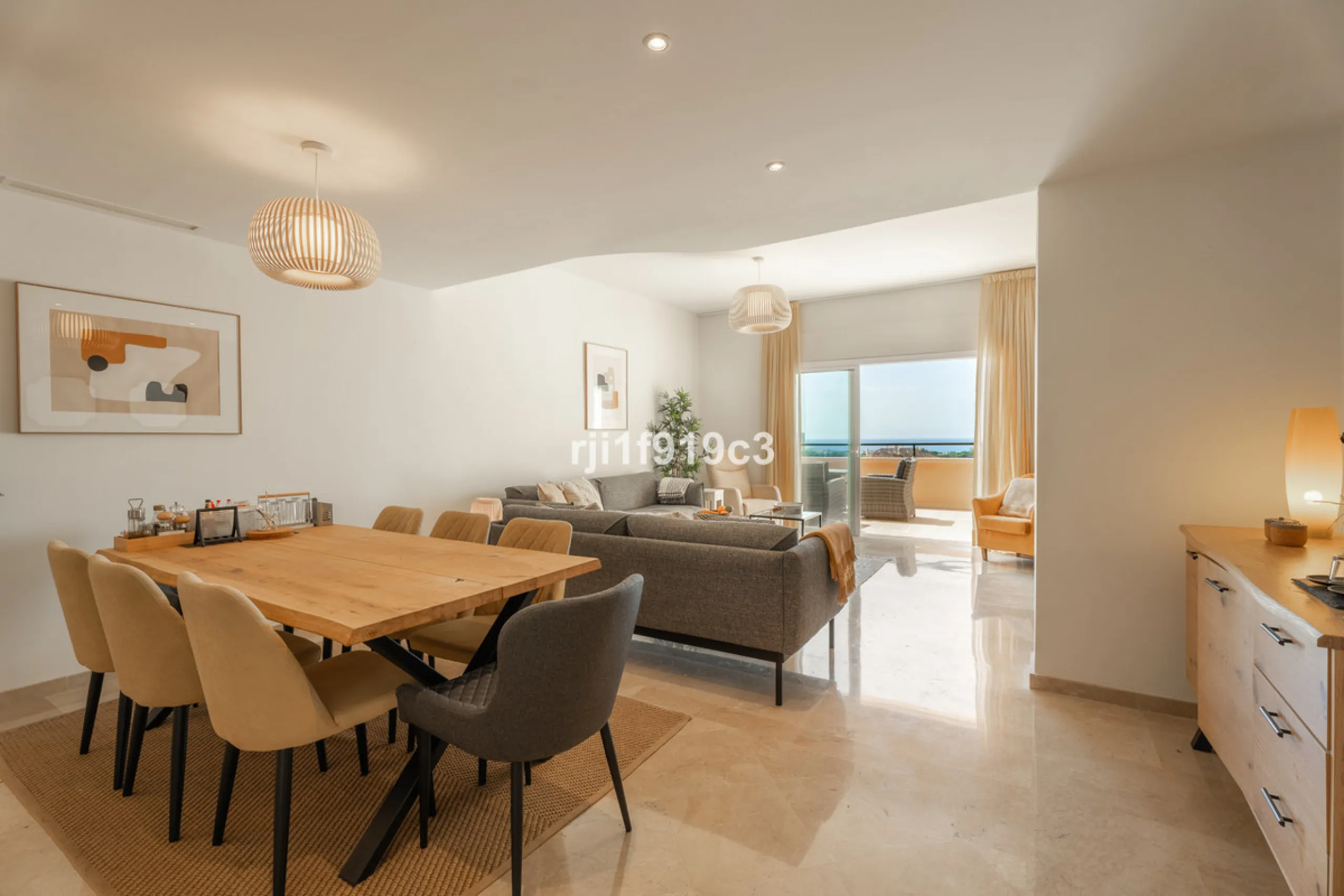 Discover this exclusive apartment in Elviria Hills, one of the most prestigious residential areas in Marbella East. With 145 m² of built area and a 32 m² terrace, this home offers the perfect balance of elegance, comfort, and a Mediterranean lifestyle.