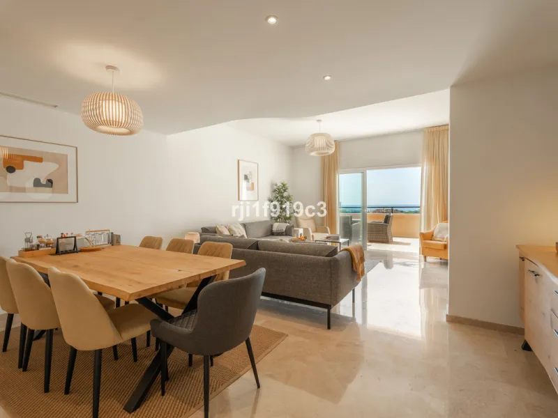 Discover this exclusive apartment in Elviria Hills, one of the most prestigious residential areas in Marbella East. With 145 m² of built area and a 32 m² terrace, this home offers the perfect balance of elegance, comfort, and a Mediterranean lifestyle.