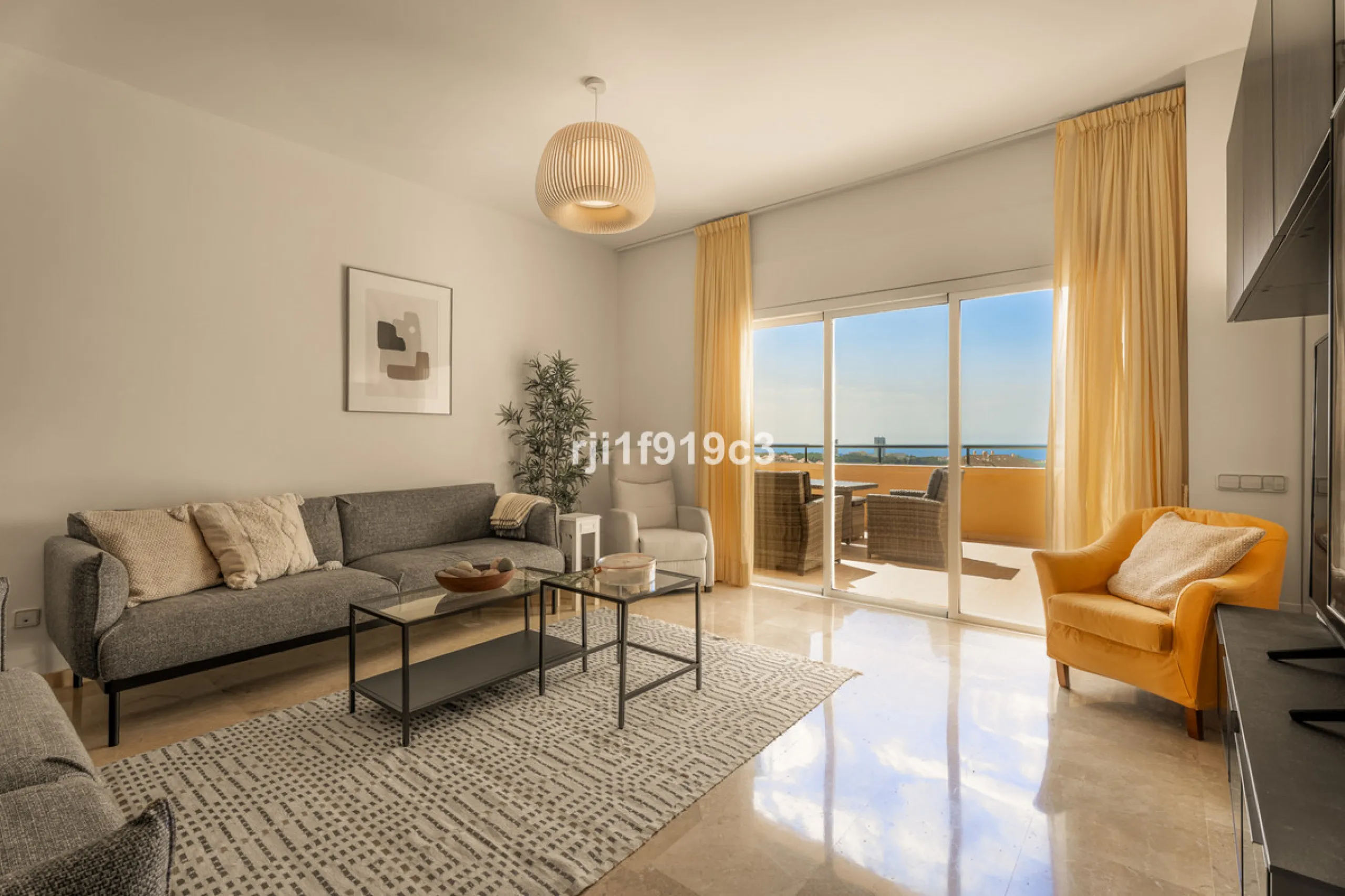 Discover this exclusive apartment in Elviria Hills, one of the most prestigious residential areas in Marbella East. With 145 m² of built area and a 32 m² terrace, this home offers the perfect balance of elegance, comfort, and a Mediterranean lifestyle.
