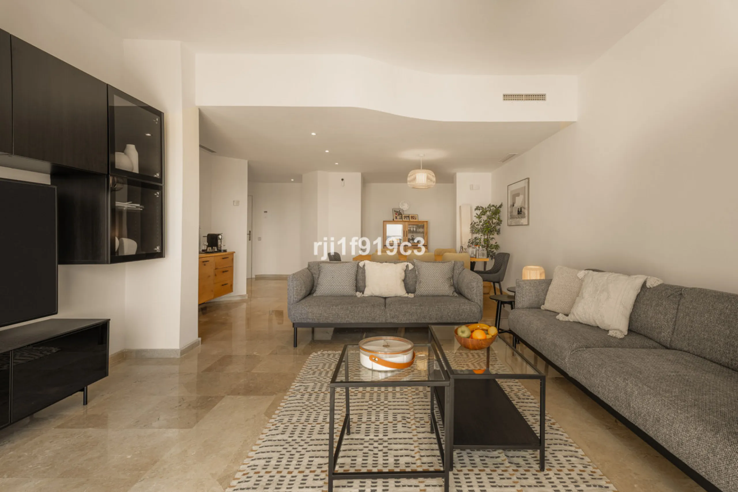 Discover this exclusive apartment in Elviria Hills, one of the most prestigious residential areas in Marbella East. With 145 m² of built area and a 32 m² terrace, this home offers the perfect balance of elegance, comfort, and a Mediterranean lifestyle.