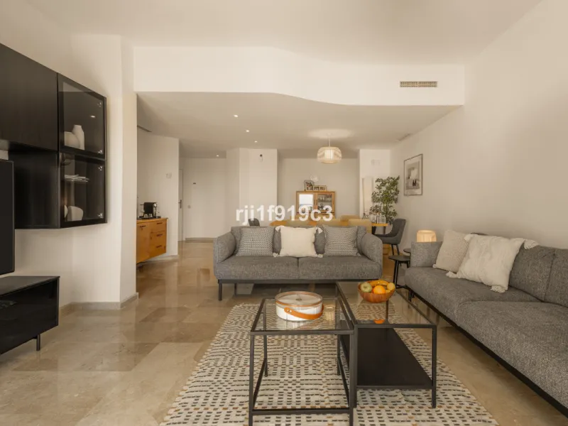 Discover this exclusive apartment in Elviria Hills, one of the most prestigious residential areas in Marbella East. With 145 m² of built area and a 32 m² terrace, this home offers the perfect balance of elegance, comfort, and a Mediterranean lifestyle.
