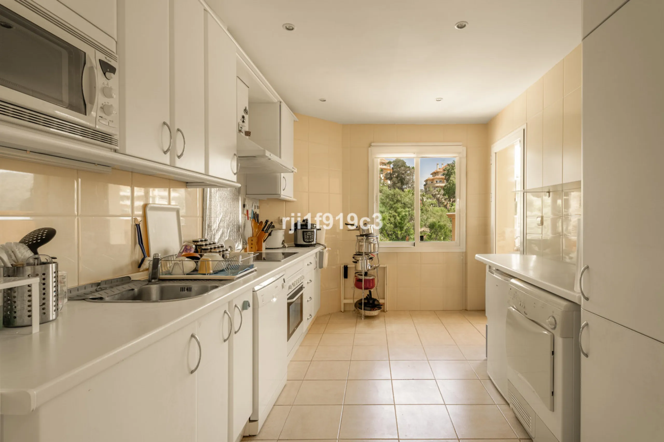 Discover this exclusive apartment in Elviria Hills, one of the most prestigious residential areas in Marbella East. With 145 m² of built area and a 32 m² terrace, this home offers the perfect balance of elegance, comfort, and a Mediterranean lifestyle.