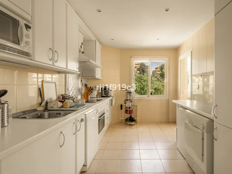 Discover this exclusive apartment in Elviria Hills, one of the most prestigious residential areas in Marbella East. With 145 m² of built area and a 32 m² terrace, this home offers the perfect balance of elegance, comfort, and a Mediterranean lifestyle.