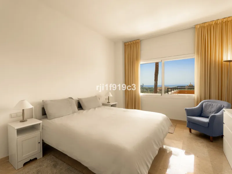 Discover this exclusive apartment in Elviria Hills, one of the most prestigious residential areas in Marbella East. With 145 m² of built area and a 32 m² terrace, this home offers the perfect balance of elegance, comfort, and a Mediterranean lifestyle.