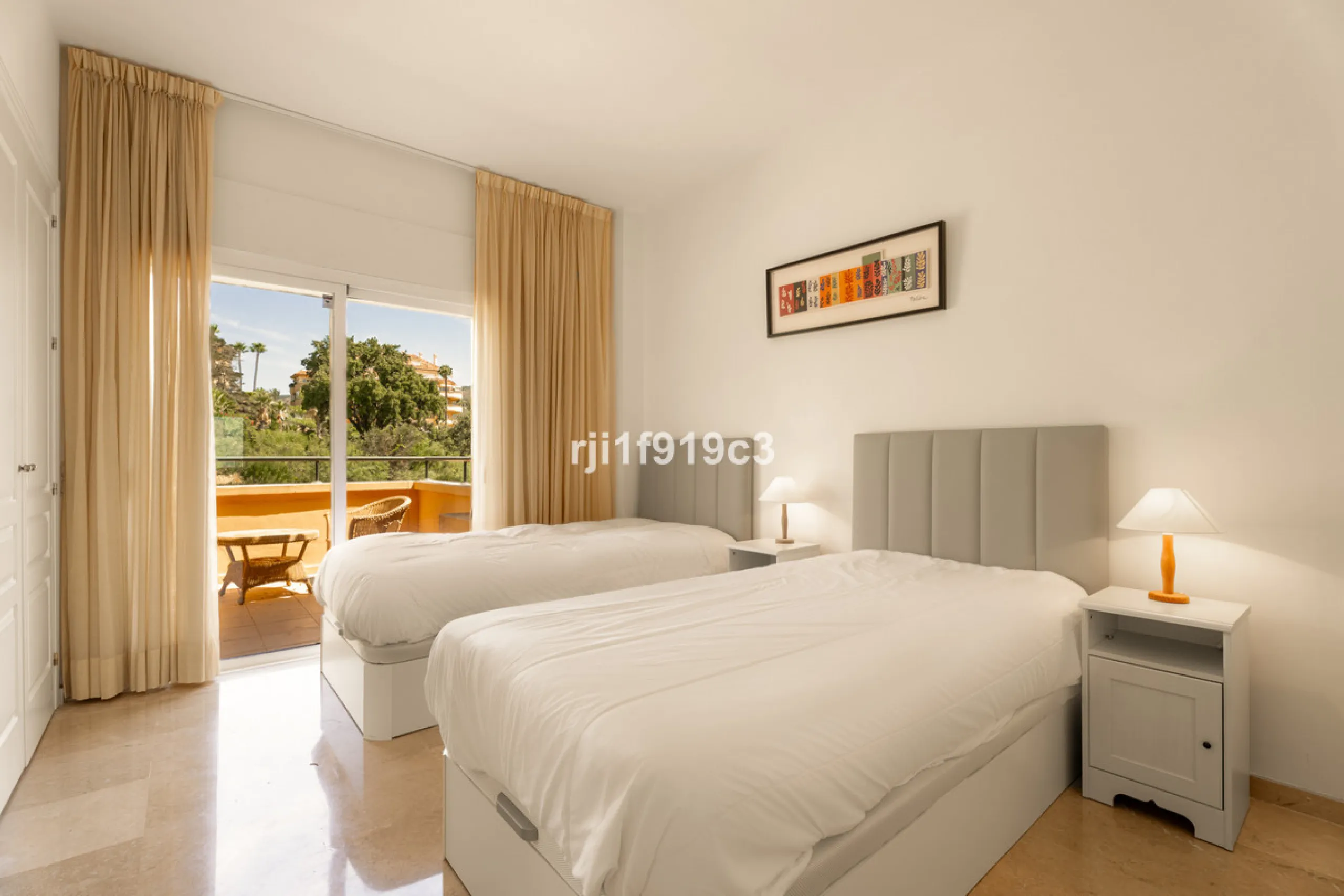 Discover this exclusive apartment in Elviria Hills, one of the most prestigious residential areas in Marbella East. With 145 m² of built area and a 32 m² terrace, this home offers the perfect balance of elegance, comfort, and a Mediterranean lifestyle.