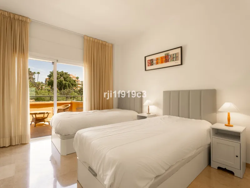 Discover this exclusive apartment in Elviria Hills, one of the most prestigious residential areas in Marbella East. With 145 m² of built area and a 32 m² terrace, this home offers the perfect balance of elegance, comfort, and a Mediterranean lifestyle.