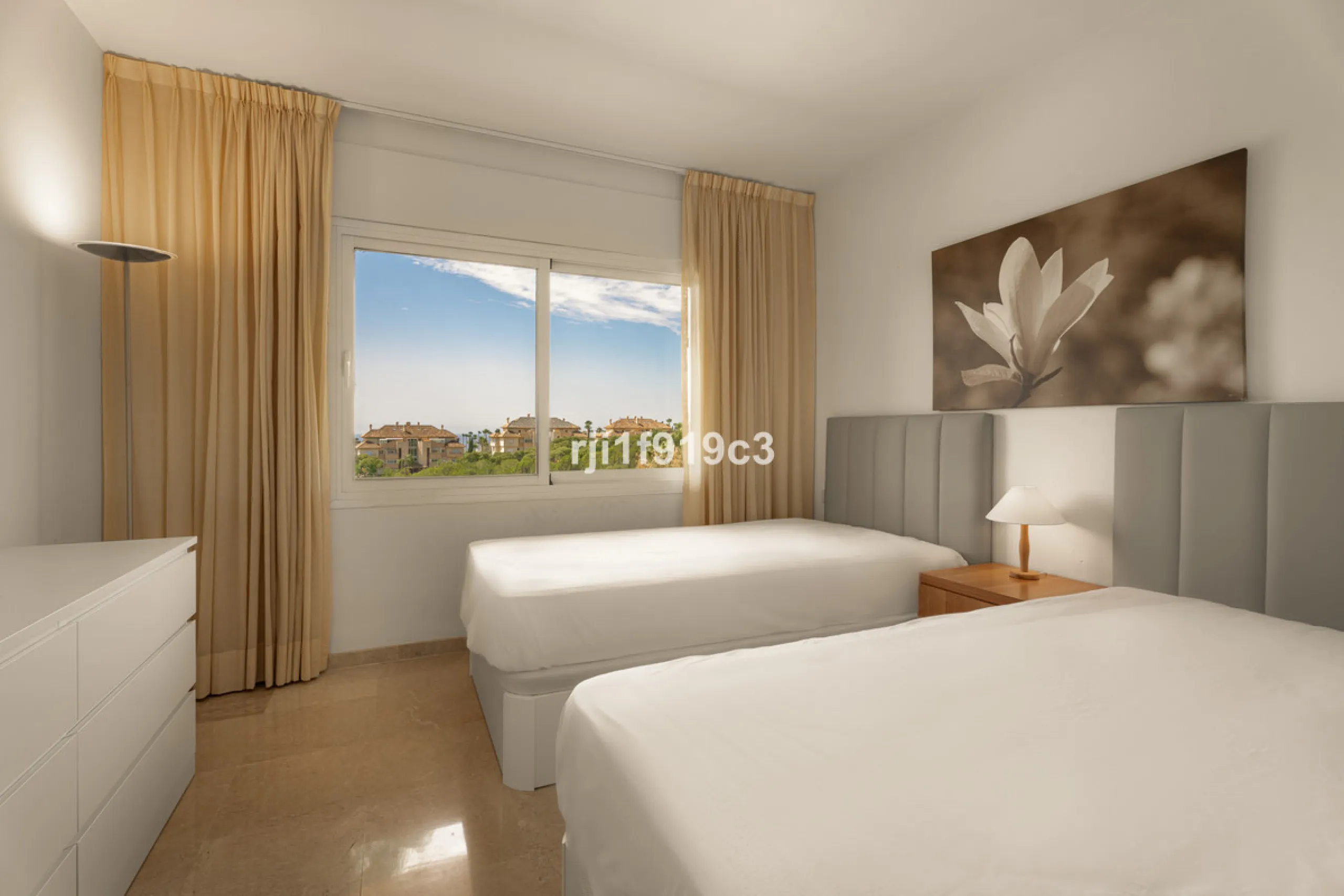 Discover this exclusive apartment in Elviria Hills, one of the most prestigious residential areas in Marbella East. With 145 m² of built area and a 32 m² terrace, this home offers the perfect balance of elegance, comfort, and a Mediterranean lifestyle.