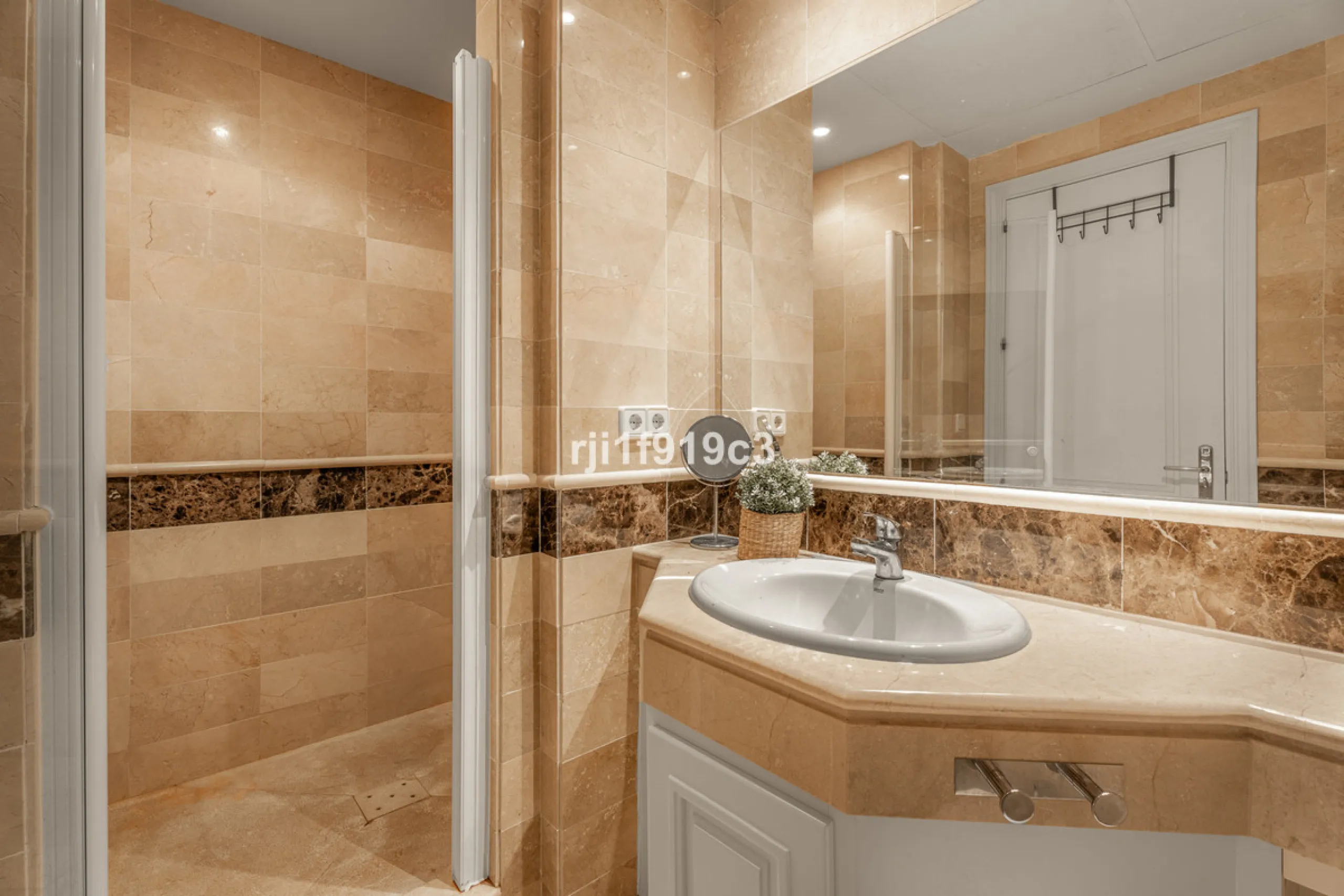 Discover this exclusive apartment in Elviria Hills, one of the most prestigious residential areas in Marbella East. With 145 m² of built area and a 32 m² terrace, this home offers the perfect balance of elegance, comfort, and a Mediterranean lifestyle.