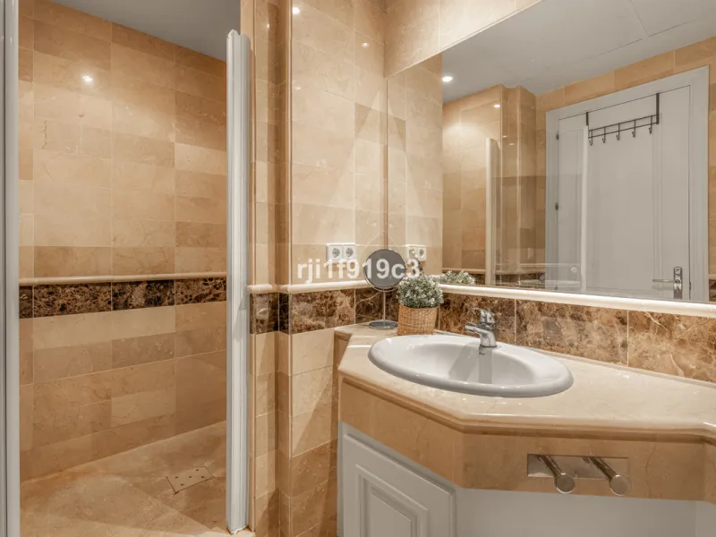 Discover this exclusive apartment in Elviria Hills, one of the most prestigious residential areas in Marbella East. With 145 m² of built area and a 32 m² terrace, this home offers the perfect balance of elegance, comfort, and a Mediterranean lifestyle.