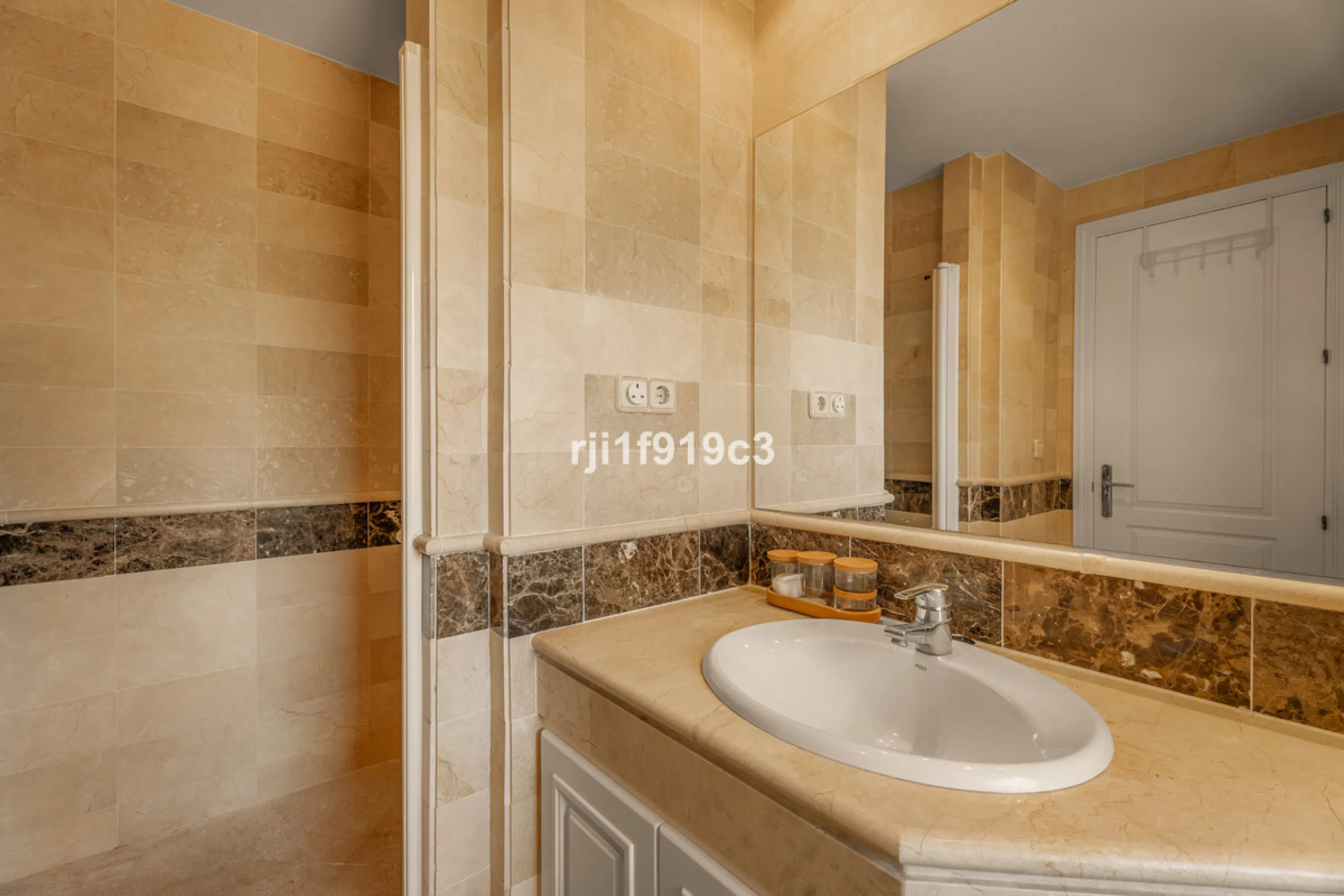 Discover this exclusive apartment in Elviria Hills, one of the most prestigious residential areas in Marbella East. With 145 m² of built area and a 32 m² terrace, this home offers the perfect balance of elegance, comfort, and a Mediterranean lifestyle.