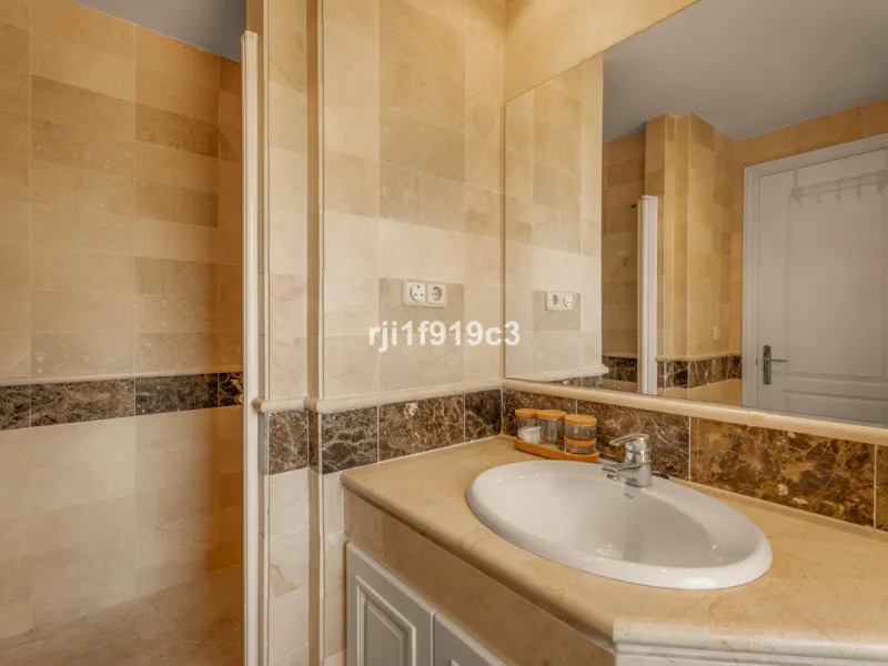 Discover this exclusive apartment in Elviria Hills, one of the most prestigious residential areas in Marbella East. With 145 m² of built area and a 32 m² terrace, this home offers the perfect balance of elegance, comfort, and a Mediterranean lifestyle.