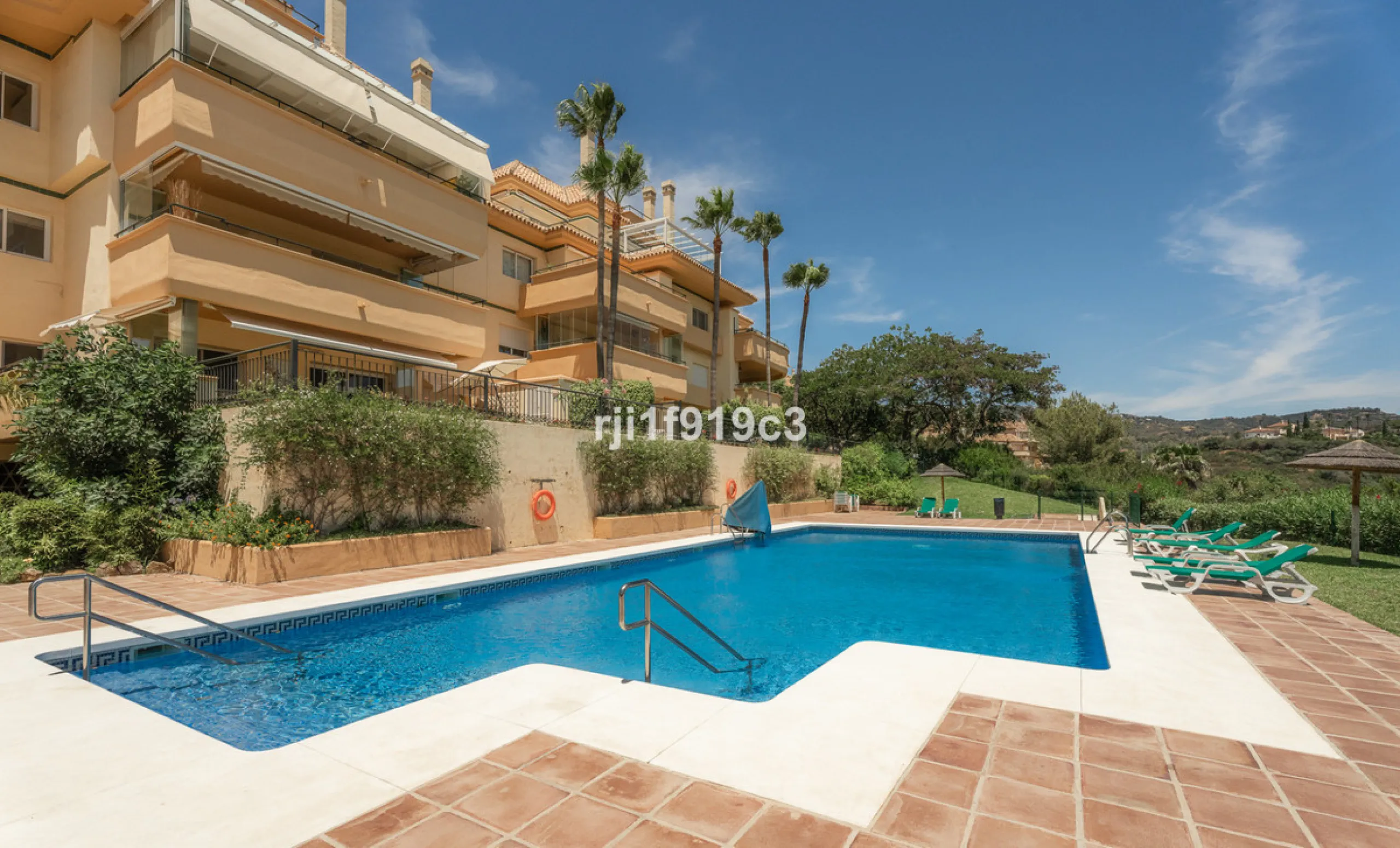 Discover this exclusive apartment in Elviria Hills, one of the most prestigious residential areas in Marbella East. With 145 m² of built area and a 32 m² terrace, this home offers the perfect balance of elegance, comfort, and a Mediterranean lifestyle.