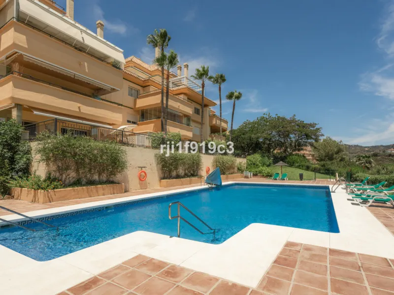 Discover this exclusive apartment in Elviria Hills, one of the most prestigious residential areas in Marbella East. With 145 m² of built area and a 32 m² terrace, this home offers the perfect balance of elegance, comfort, and a Mediterranean lifestyle.