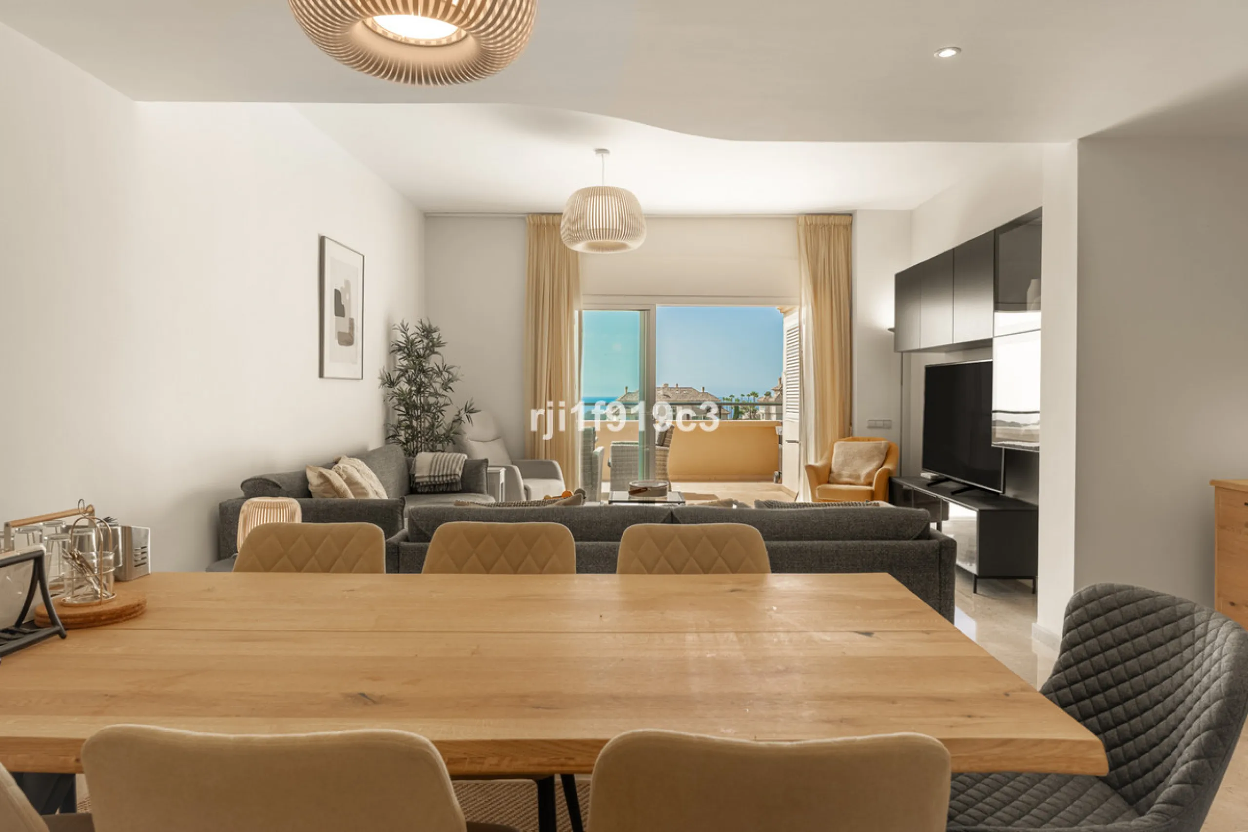 Discover this exclusive apartment in Elviria Hills, one of the most prestigious residential areas in Marbella East. With 145 m² of built area and a 32 m² terrace, this home offers the perfect balance of elegance, comfort, and a Mediterranean lifestyle.