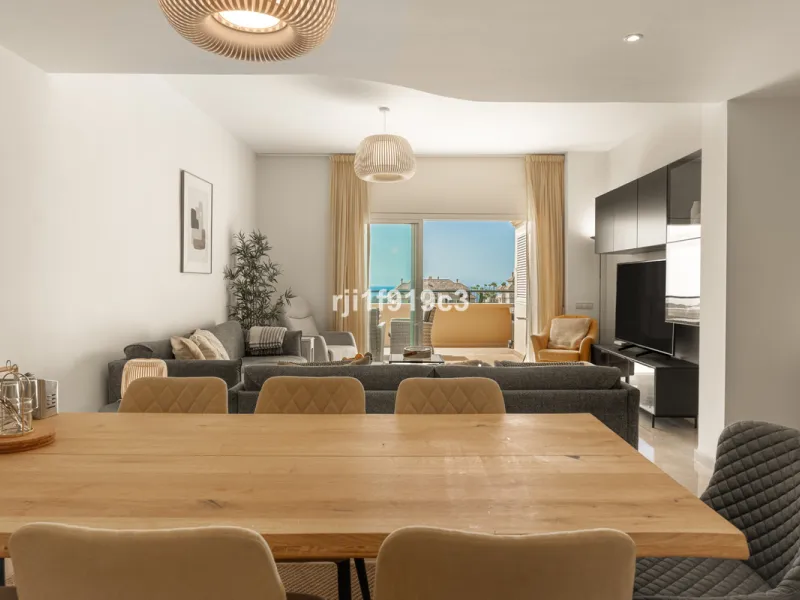 Discover this exclusive apartment in Elviria Hills, one of the most prestigious residential areas in Marbella East. With 145 m² of built area and a 32 m² terrace, this home offers the perfect balance of elegance, comfort, and a Mediterranean lifestyle.
