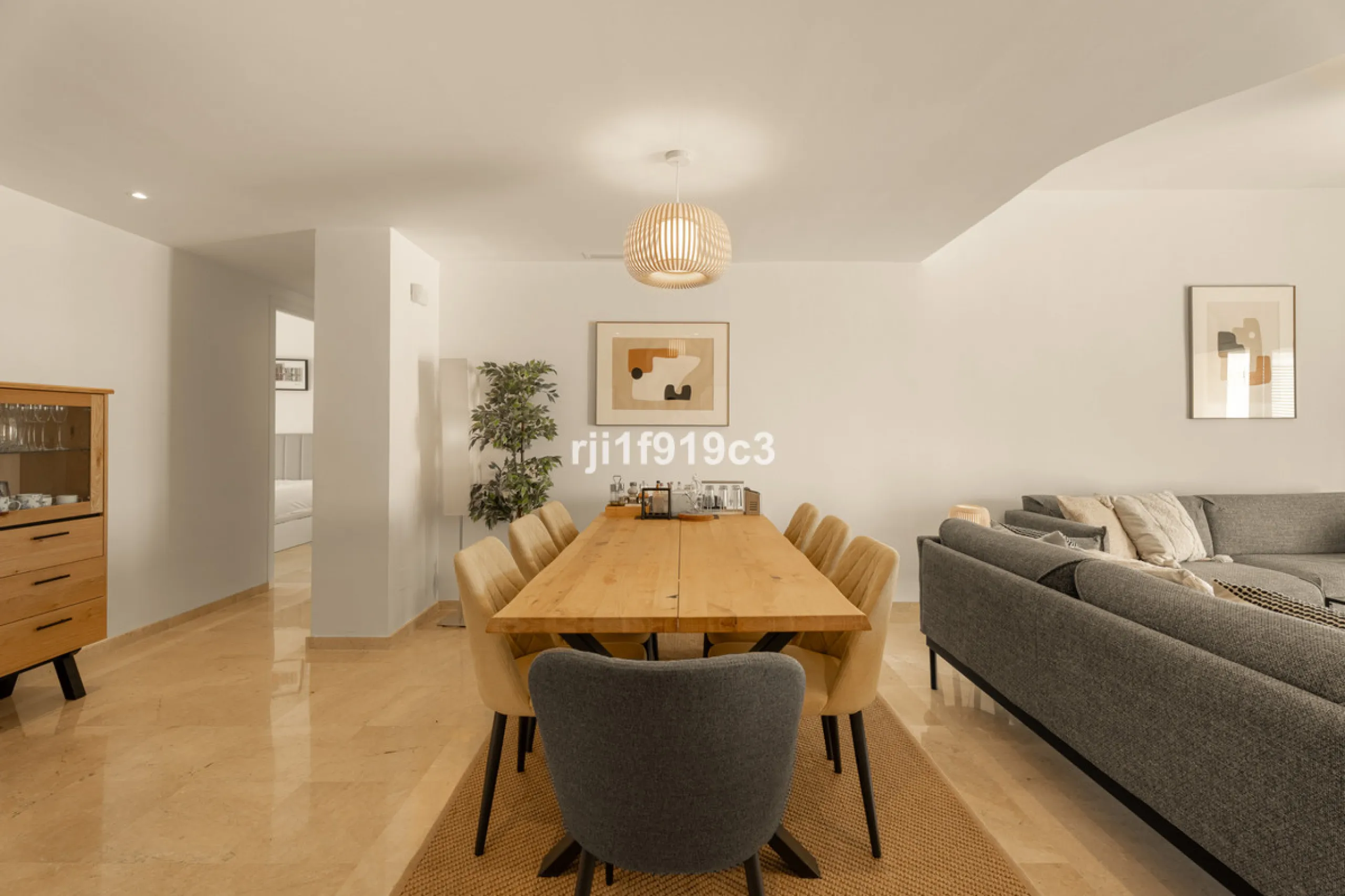 Discover this exclusive apartment in Elviria Hills, one of the most prestigious residential areas in Marbella East. With 145 m² of built area and a 32 m² terrace, this home offers the perfect balance of elegance, comfort, and a Mediterranean lifestyle.