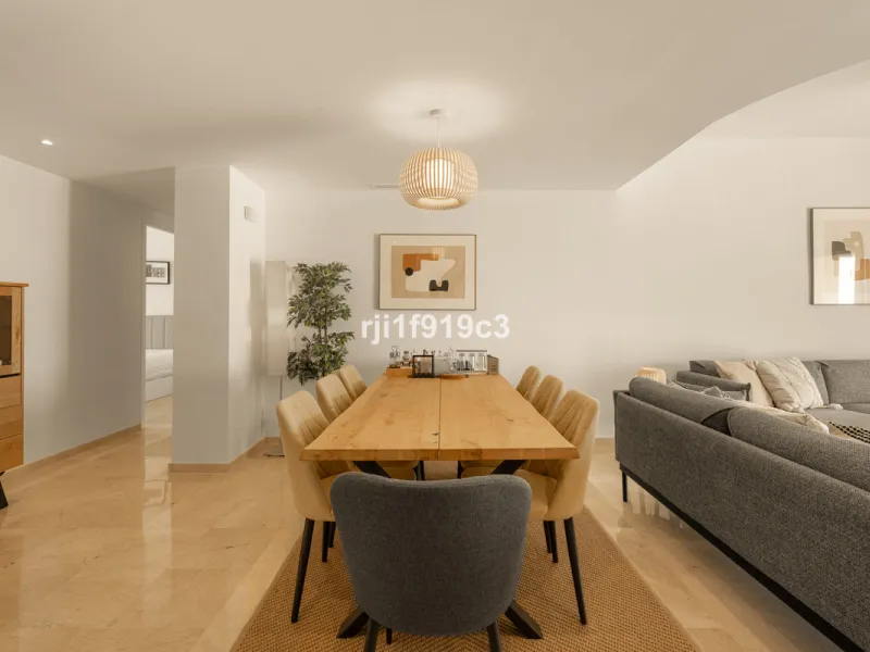 Discover this exclusive apartment in Elviria Hills, one of the most prestigious residential areas in Marbella East. With 145 m² of built area and a 32 m² terrace, this home offers the perfect balance of elegance, comfort, and a Mediterranean lifestyle.