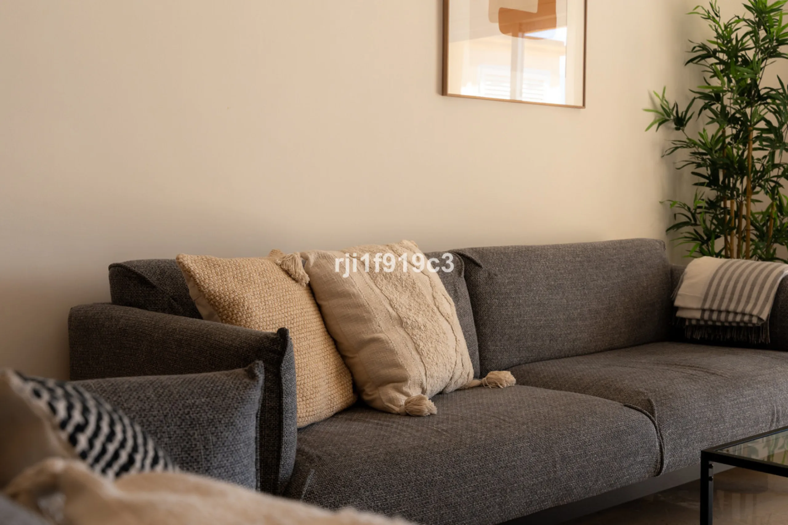 Discover this exclusive apartment in Elviria Hills, one of the most prestigious residential areas in Marbella East. With 145 m² of built area and a 32 m² terrace, this home offers the perfect balance of elegance, comfort, and a Mediterranean lifestyle.