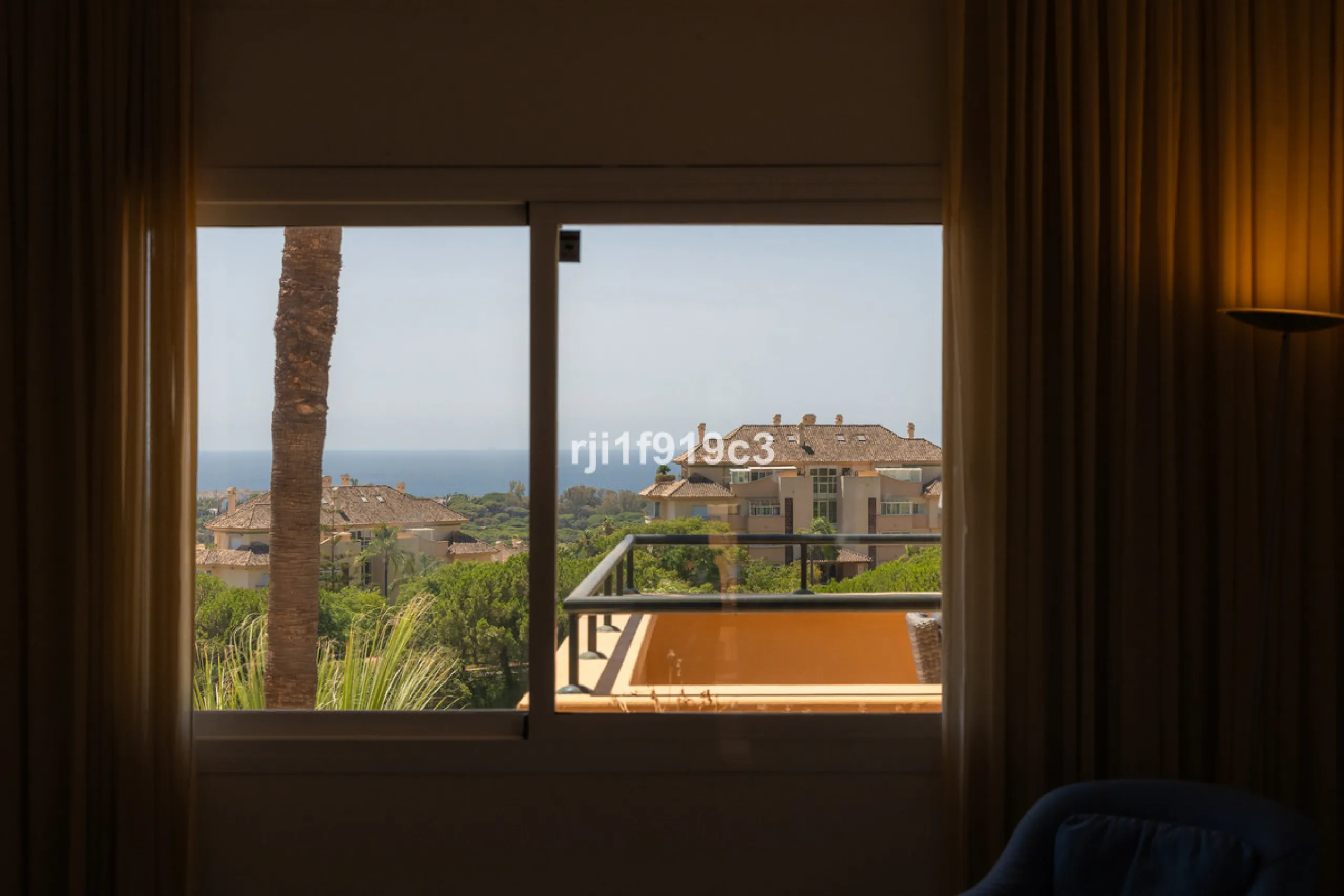 Discover this exclusive apartment in Elviria Hills, one of the most prestigious residential areas in Marbella East. With 145 m² of built area and a 32 m² terrace, this home offers the perfect balance of elegance, comfort, and a Mediterranean lifestyle.