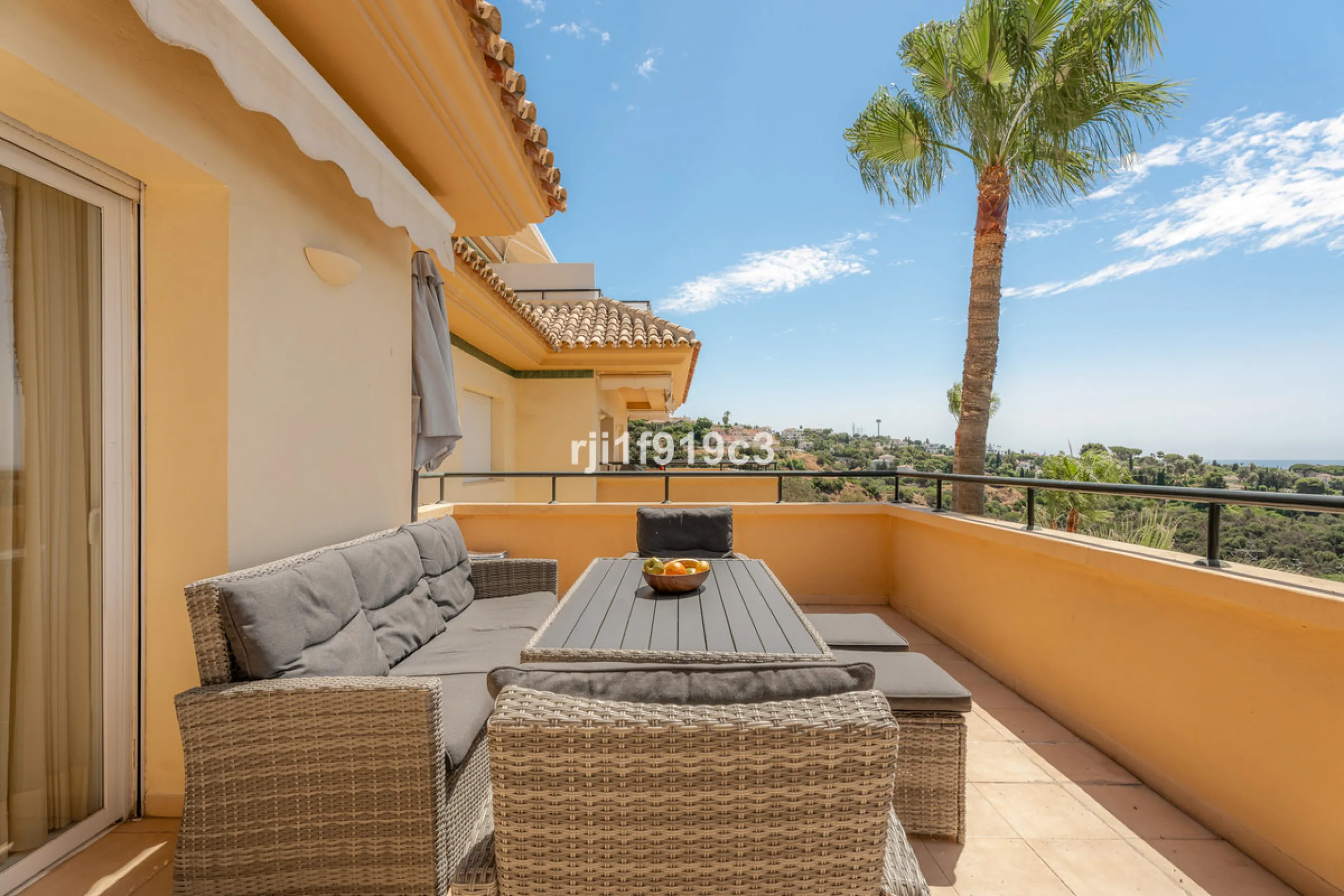 Discover this exclusive apartment in Elviria Hills, one of the most prestigious residential areas in Marbella East. With 145 m² of built area and a 32 m² terrace, this home offers the perfect balance of elegance, comfort, and a Mediterranean lifestyle.