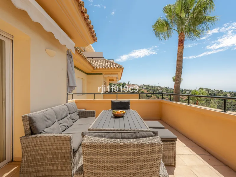 Discover this exclusive apartment in Elviria Hills, one of the most prestigious residential areas in Marbella East. With 145 m² of built area and a 32 m² terrace, this home offers the perfect balance of elegance, comfort, and a Mediterranean lifestyle.