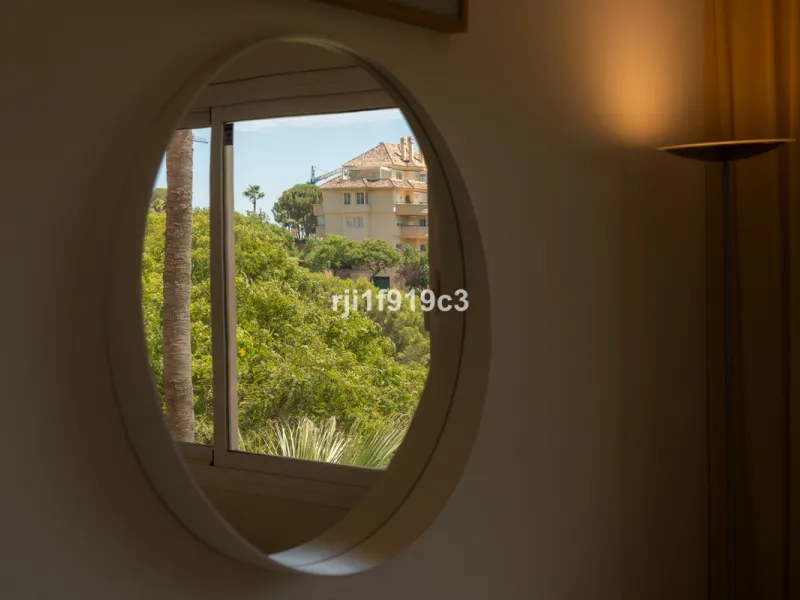 Discover this exclusive apartment in Elviria Hills, one of the most prestigious residential areas in Marbella East. With 145 m² of built area and a 32 m² terrace, this home offers the perfect balance of elegance, comfort, and a Mediterranean lifestyle.