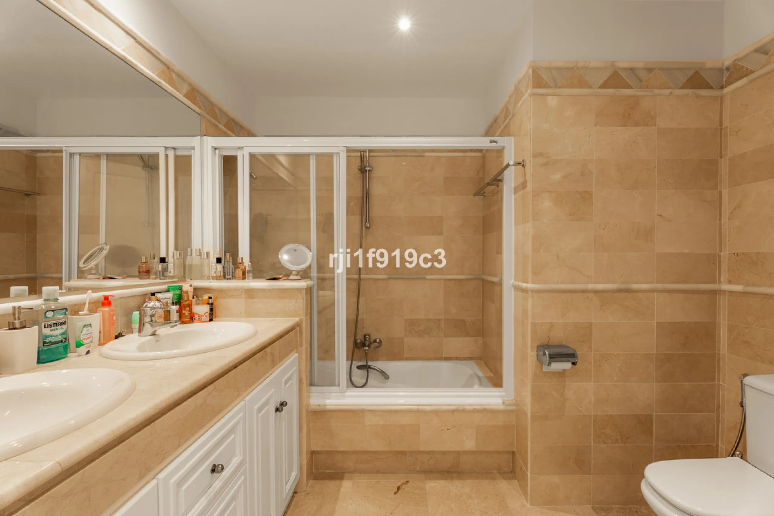 Discover this exclusive apartment in Elviria Hills, one of the most prestigious residential areas in Marbella East. With 145 m² of built area and a 32 m² terrace, this home offers the perfect balance of elegance, comfort, and a Mediterranean lifestyle.