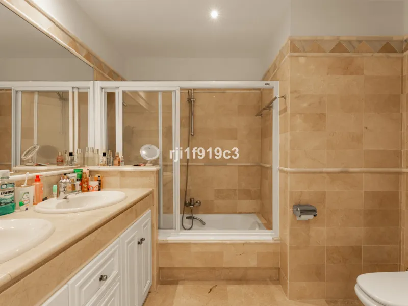 Discover this exclusive apartment in Elviria Hills, one of the most prestigious residential areas in Marbella East. With 145 m² of built area and a 32 m² terrace, this home offers the perfect balance of elegance, comfort, and a Mediterranean lifestyle.