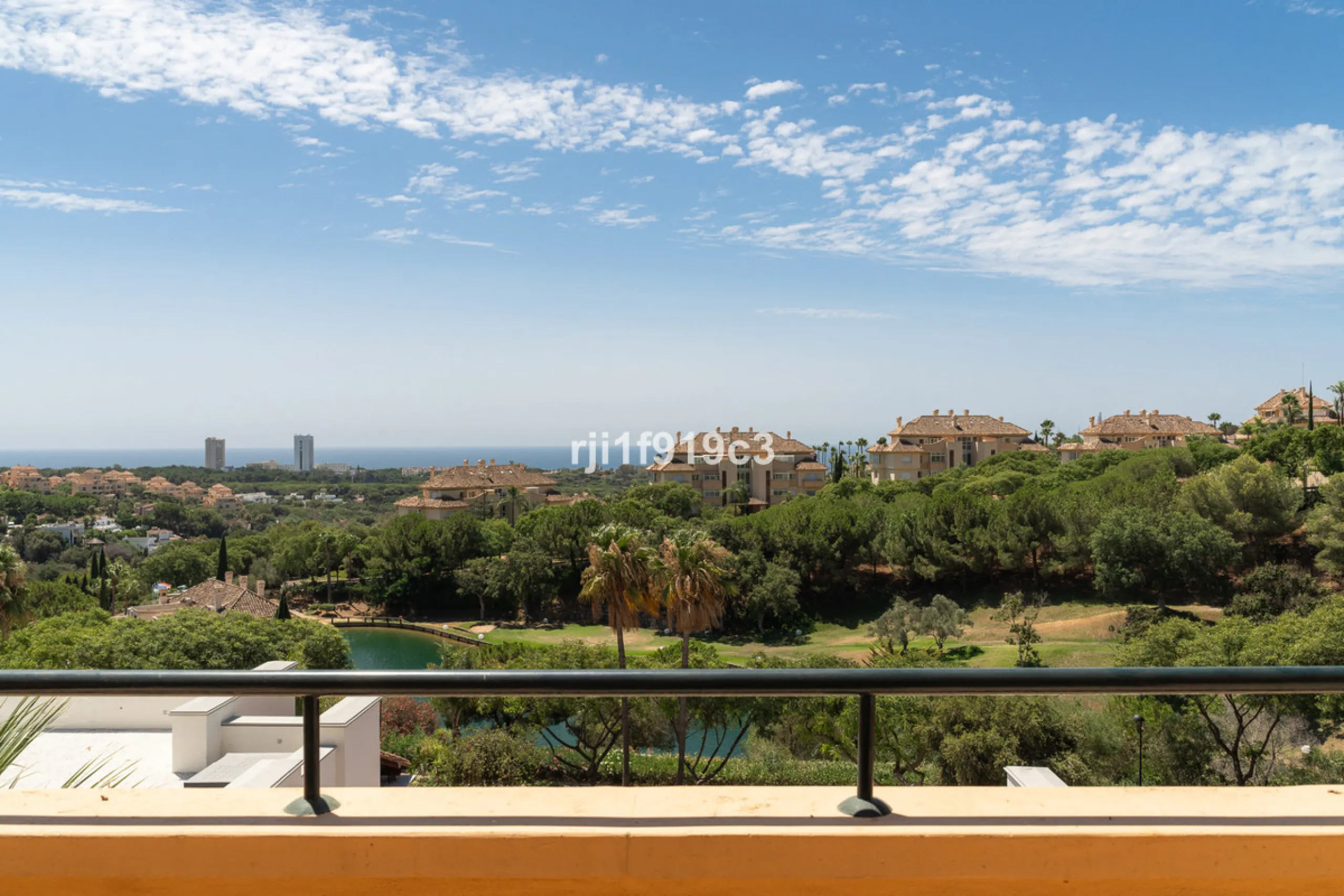 Discover this exclusive apartment in Elviria Hills, one of the most prestigious residential areas in Marbella East. With 145 m² of built area and a 32 m² terrace, this home offers the perfect balance of elegance, comfort, and a Mediterranean lifestyle.