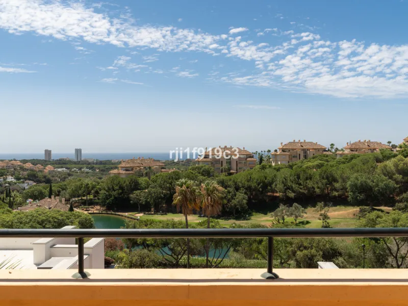 Discover this exclusive apartment in Elviria Hills, one of the most prestigious residential areas in Marbella East. With 145 m² of built area and a 32 m² terrace, this home offers the perfect balance of elegance, comfort, and a Mediterranean lifestyle.