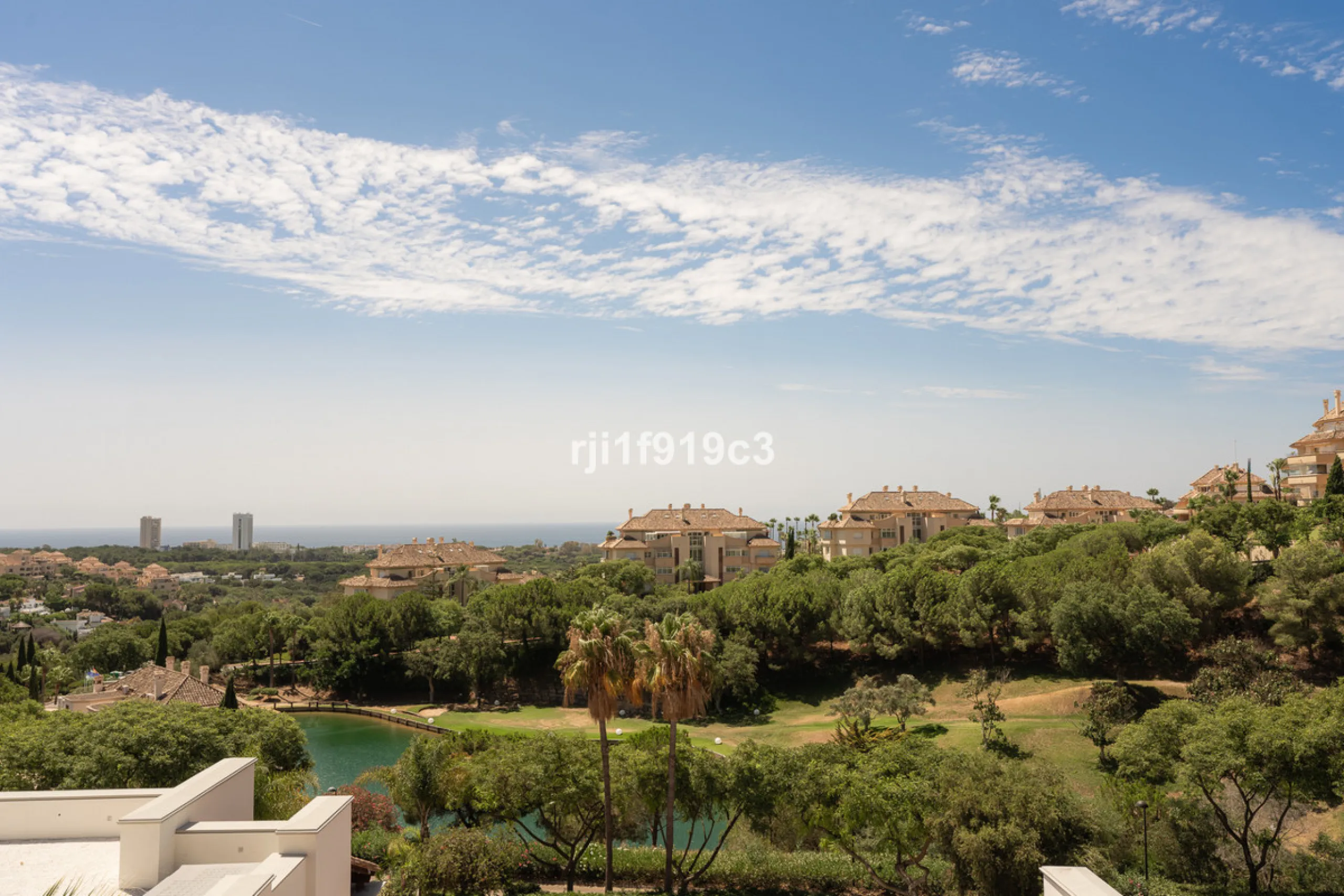 Discover this exclusive apartment in Elviria Hills, one of the most prestigious residential areas in Marbella East. With 145 m² of built area and a 32 m² terrace, this home offers the perfect balance of elegance, comfort, and a Mediterranean lifestyle.