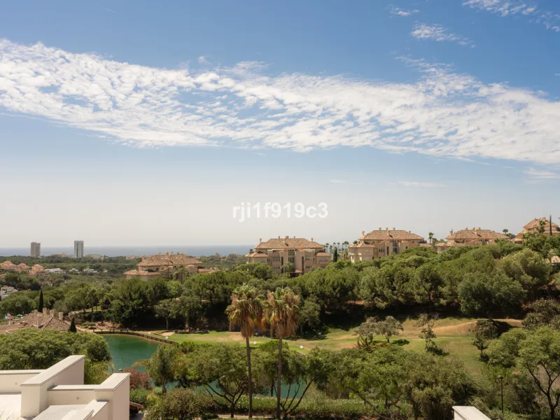 Discover this exclusive apartment in Elviria Hills, one of the most prestigious residential areas in Marbella East. With 145 m² of built area and a 32 m² terrace, this home offers the perfect balance of elegance, comfort, and a Mediterranean lifestyle.