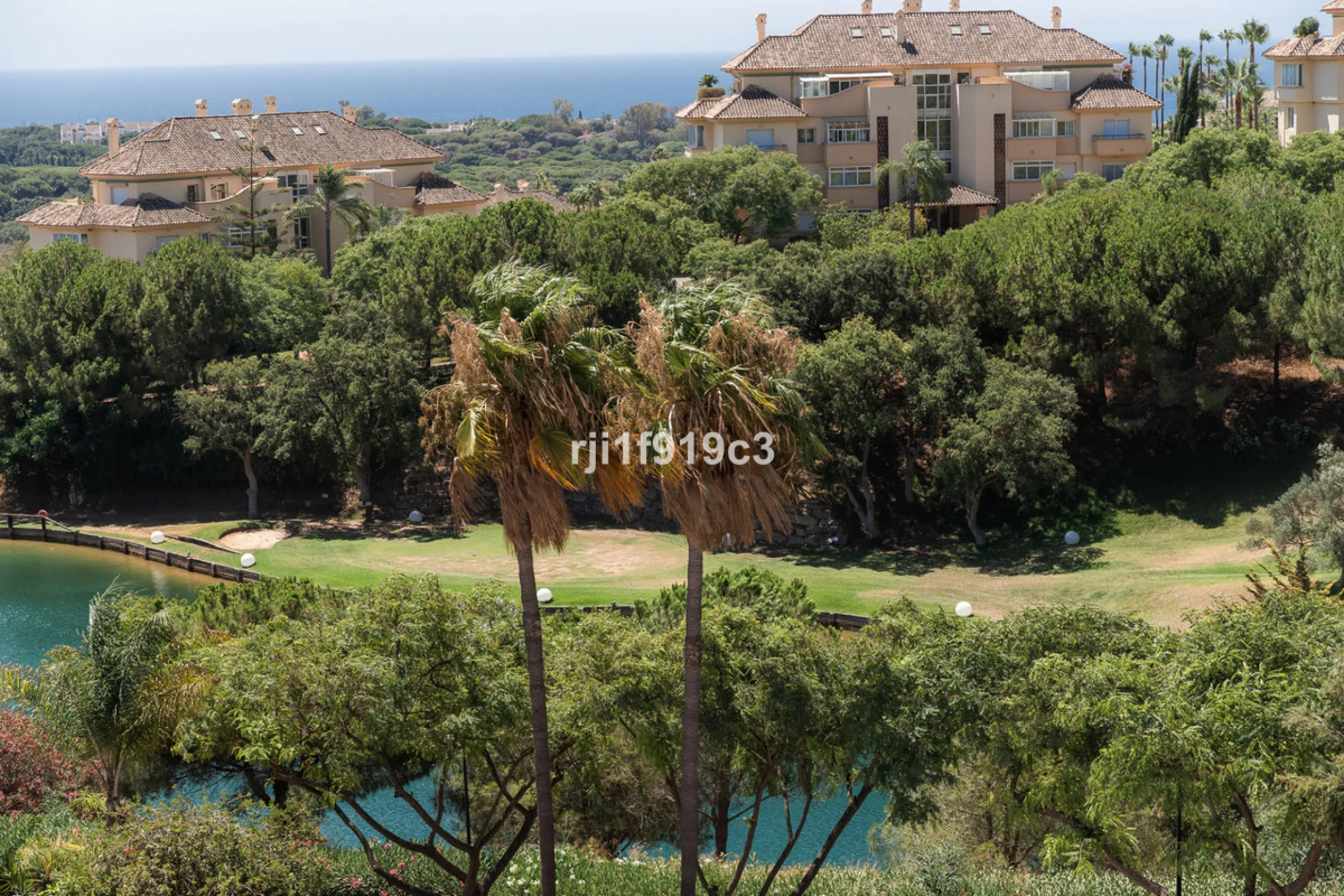 Discover this exclusive apartment in Elviria Hills, one of the most prestigious residential areas in Marbella East. With 145 m² of built area and a 32 m² terrace, this home offers the perfect balance of elegance, comfort, and a Mediterranean lifestyle.