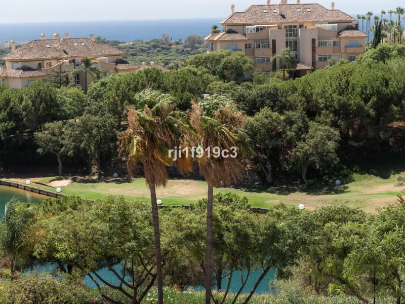 Discover this exclusive apartment in Elviria Hills, one of the most prestigious residential areas in Marbella East. With 145 m² of built area and a 32 m² terrace, this home offers the perfect balance of elegance, comfort, and a Mediterranean lifestyle.