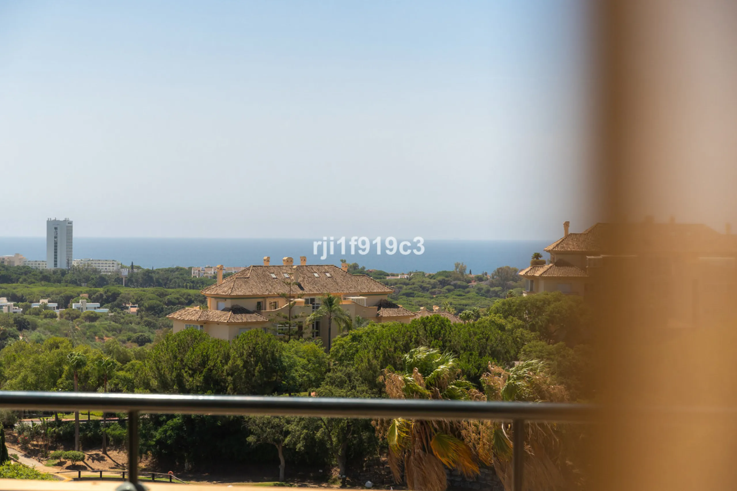 Discover this exclusive apartment in Elviria Hills, one of the most prestigious residential areas in Marbella East. With 145 m² of built area and a 32 m² terrace, this home offers the perfect balance of elegance, comfort, and a Mediterranean lifestyle.