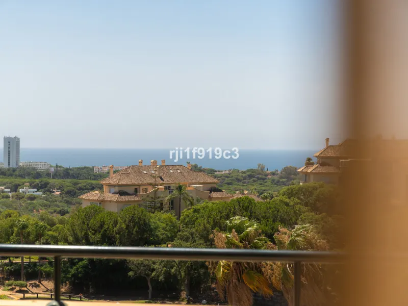 Discover this exclusive apartment in Elviria Hills, one of the most prestigious residential areas in Marbella East. With 145 m² of built area and a 32 m² terrace, this home offers the perfect balance of elegance, comfort, and a Mediterranean lifestyle.