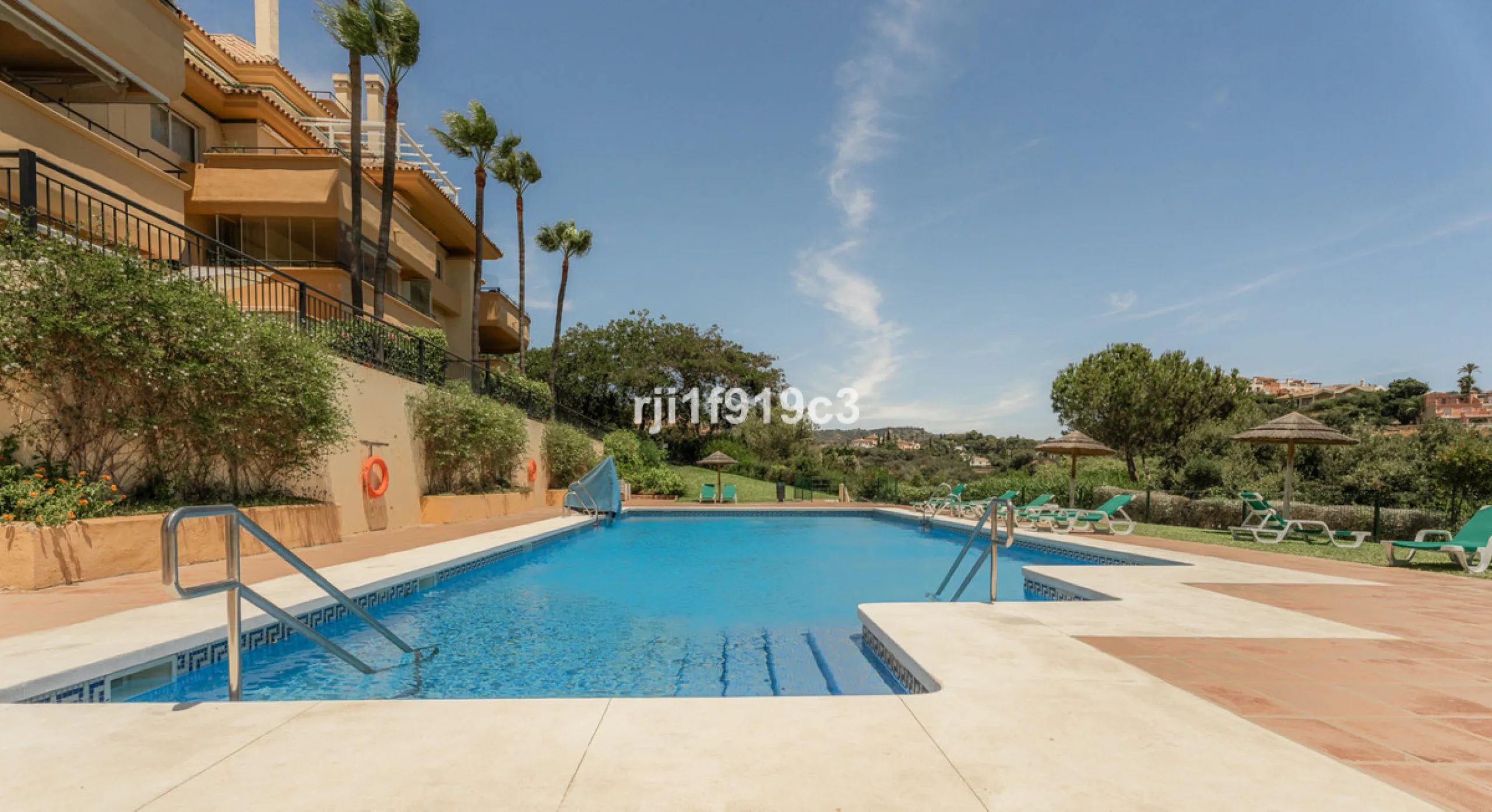 Discover this exclusive apartment in Elviria Hills, one of the most prestigious residential areas in Marbella East. With 145 m² of built area and a 32 m² terrace, this home offers the perfect balance of elegance, comfort, and a Mediterranean lifestyle.
