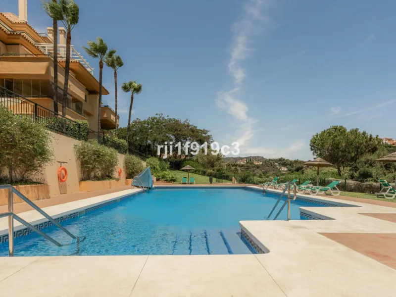 Discover this exclusive apartment in Elviria Hills, one of the most prestigious residential areas in Marbella East. With 145 m² of built area and a 32 m² terrace, this home offers the perfect balance of elegance, comfort, and a Mediterranean lifestyle.