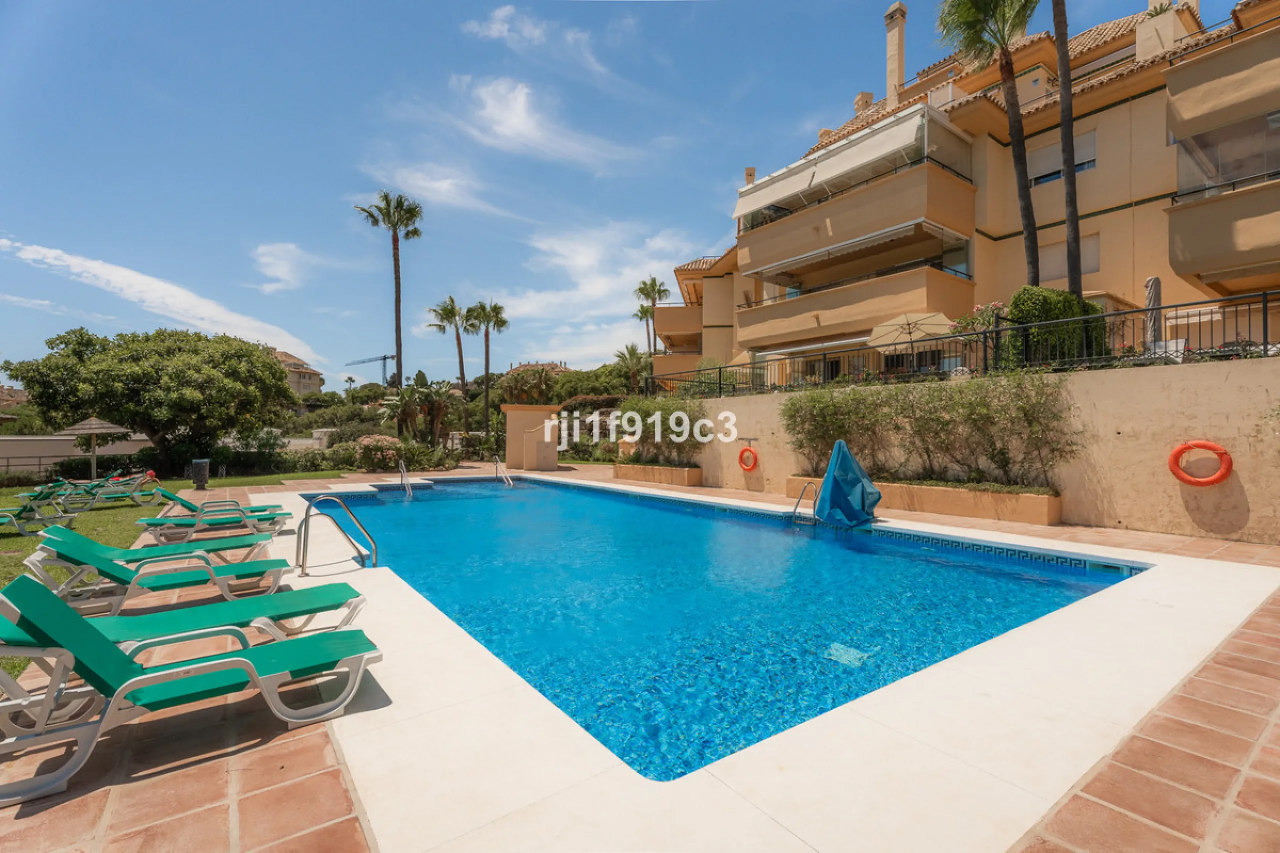 Discover this exclusive apartment in Elviria Hills, one of the most prestigious residential areas in Marbella East. With 145 m² of built area and a 32 m² terrace, this home offers the perfect balance of elegance, comfort, and a Mediterranean lifestyle.