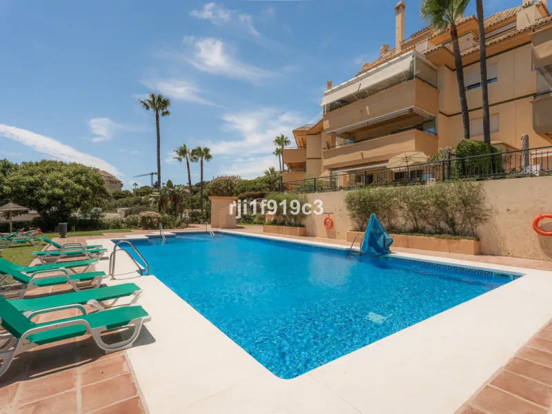 Discover this exclusive apartment in Elviria Hills, one of the most prestigious residential areas in Marbella East. With 145 m² of built area and a 32 m² terrace, this home offers the perfect balance of elegance, comfort, and a Mediterranean lifestyle.