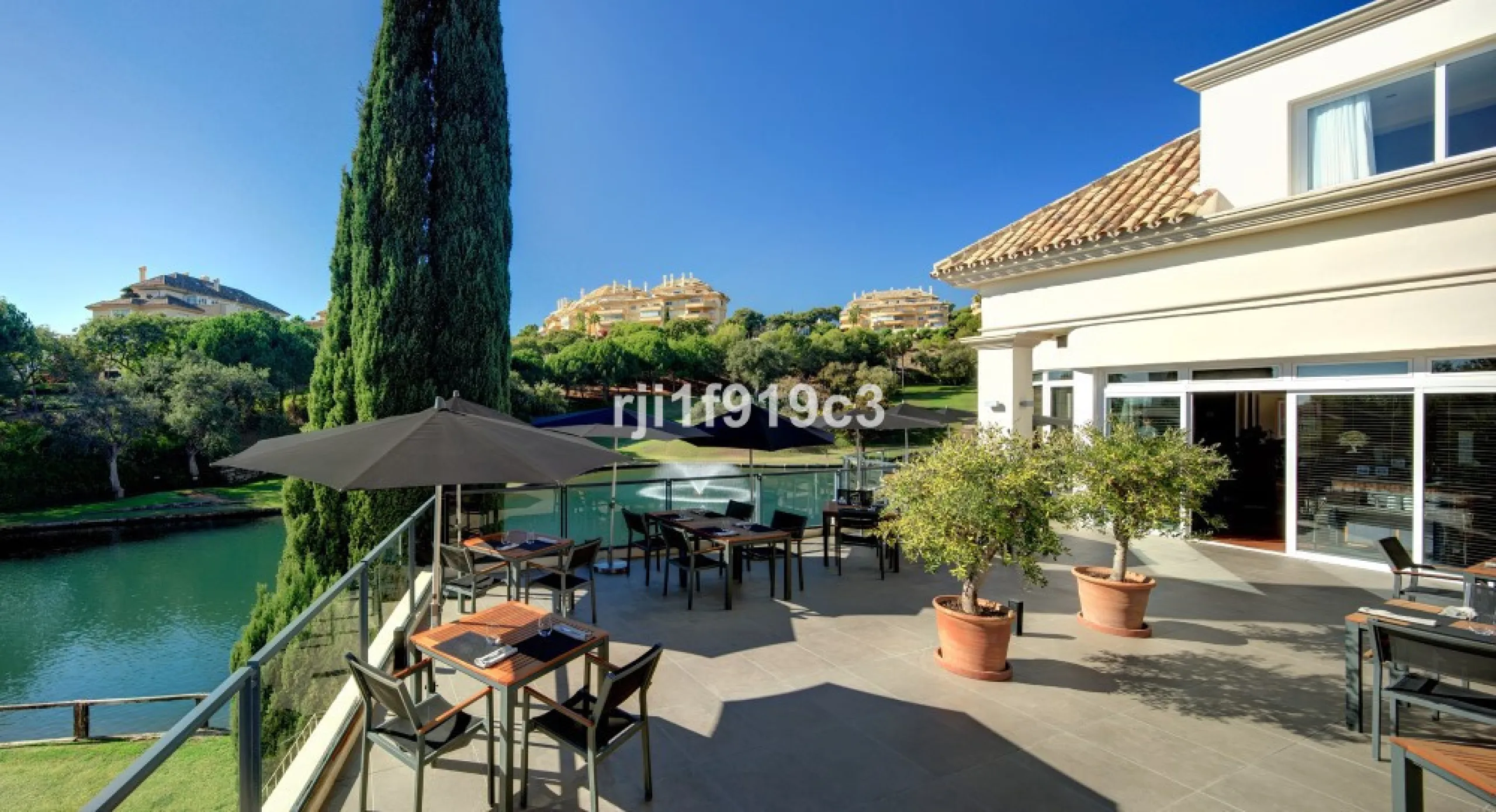 Discover this exclusive apartment in Elviria Hills, one of the most prestigious residential areas in Marbella East. With 145 m² of built area and a 32 m² terrace, this home offers the perfect balance of elegance, comfort, and a Mediterranean lifestyle.