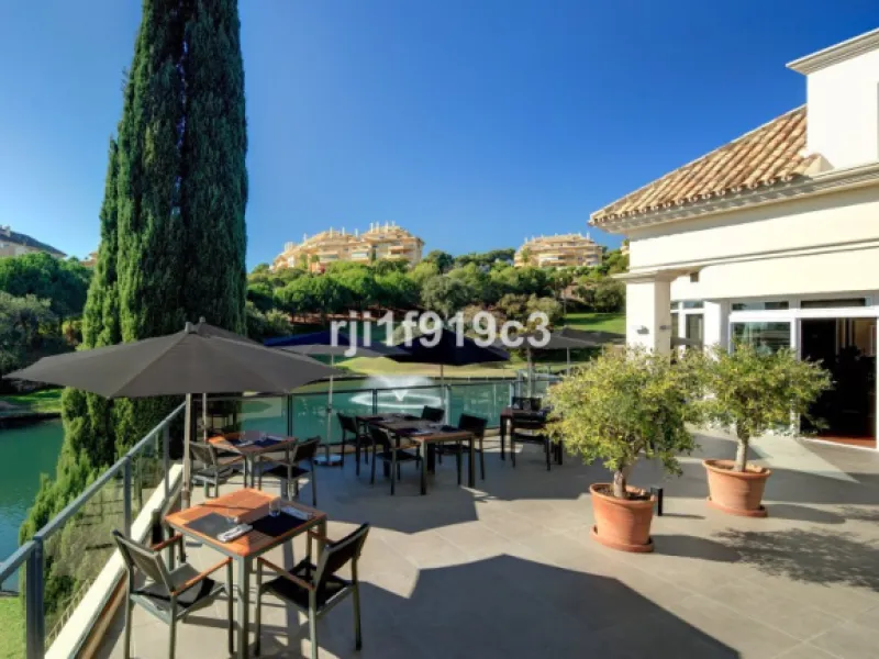 Discover this exclusive apartment in Elviria Hills, one of the most prestigious residential areas in Marbella East. With 145 m² of built area and a 32 m² terrace, this home offers the perfect balance of elegance, comfort, and a Mediterranean lifestyle.