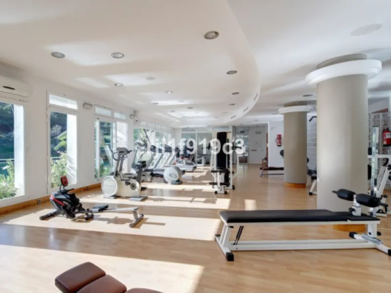Discover this exclusive apartment in Elviria Hills, one of the most prestigious residential areas in Marbella East. With 145 m² of built area and a 32 m² terrace, this home offers the perfect balance of elegance, comfort, and a Mediterranean lifestyle.