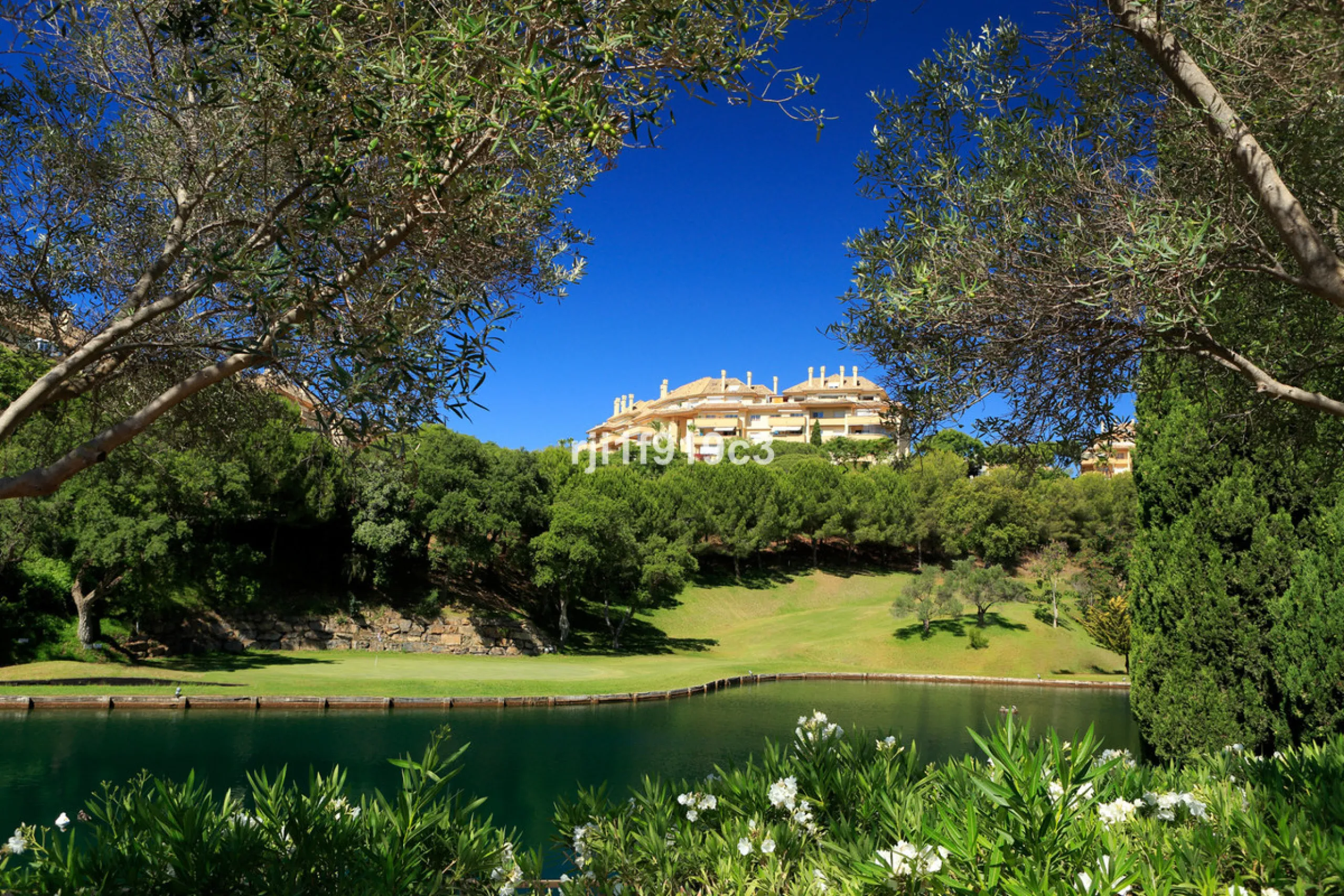 Discover this exclusive apartment in Elviria Hills, one of the most prestigious residential areas in Marbella East. With 145 m² of built area and a 32 m² terrace, this home offers the perfect balance of elegance, comfort, and a Mediterranean lifestyle.