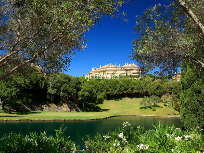 Discover this exclusive apartment in Elviria Hills, one of the most prestigious residential areas in Marbella East. With 145 m² of built area and a 32 m² terrace, this home offers the perfect balance of elegance, comfort, and a Mediterranean lifestyle.