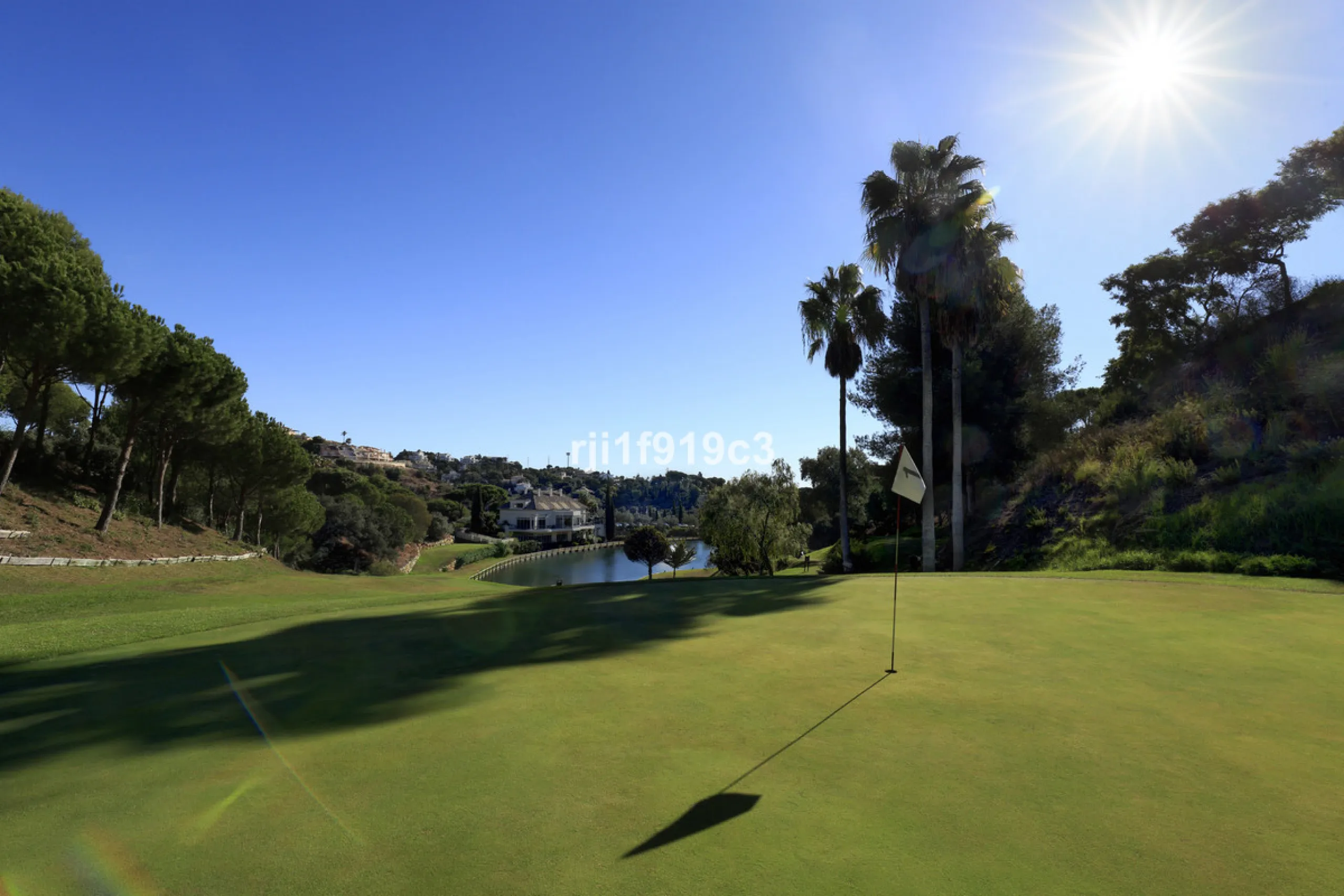 Discover this exclusive apartment in Elviria Hills, one of the most prestigious residential areas in Marbella East. With 145 m² of built area and a 32 m² terrace, this home offers the perfect balance of elegance, comfort, and a Mediterranean lifestyle.