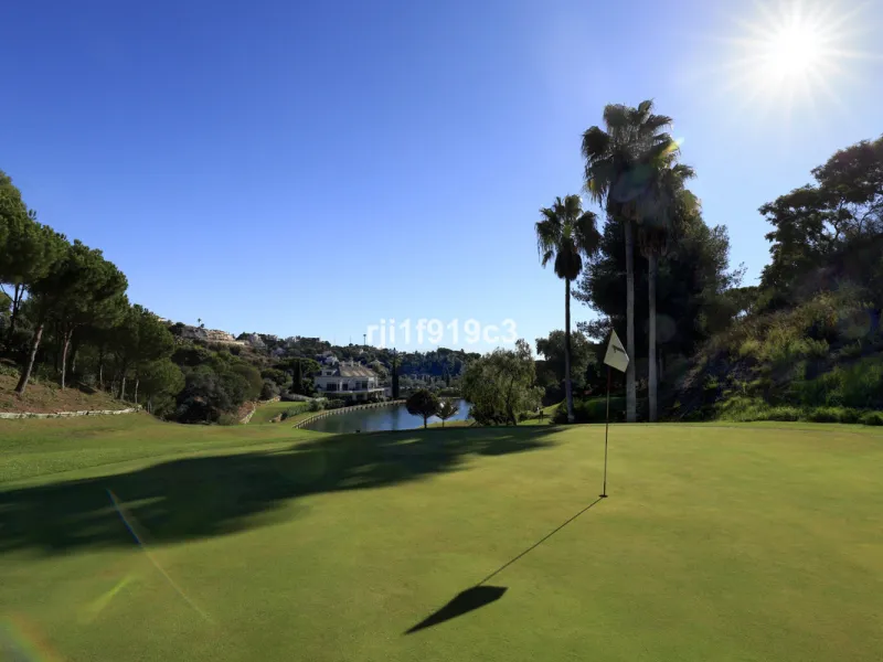 Discover this exclusive apartment in Elviria Hills, one of the most prestigious residential areas in Marbella East. With 145 m² of built area and a 32 m² terrace, this home offers the perfect balance of elegance, comfort, and a Mediterranean lifestyle.