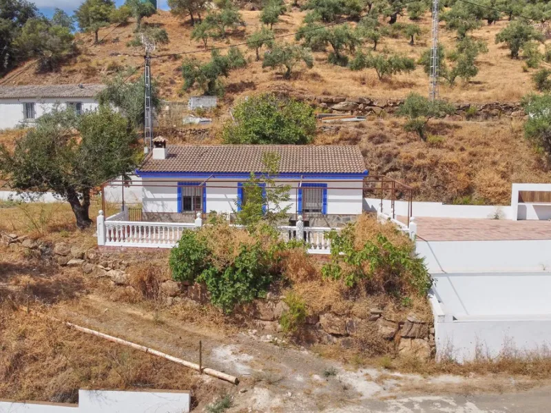 Rustic land of 63,500 m2 located in the municipality of Guaro. Partially occupied by approximately 300 olive trees, it is suitable for planting fruit trees such as almonds, aloe vera, citrus, etc.