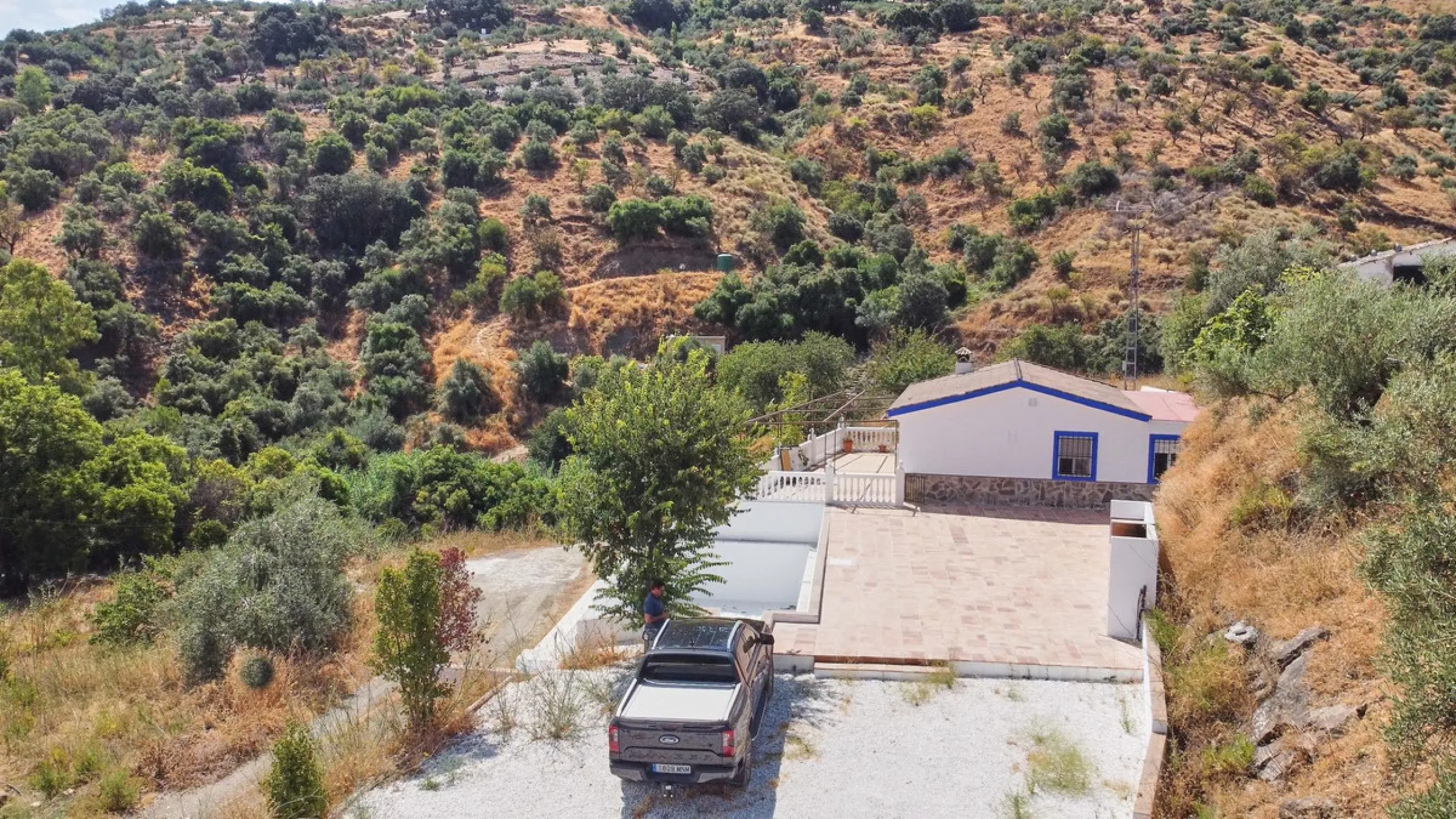 Rustic land of 63,500 m2 located in the municipality of Guaro. Partially occupied by approximately 300 olive trees, it is suitable for planting fruit trees such as almonds, aloe vera, citrus, etc.